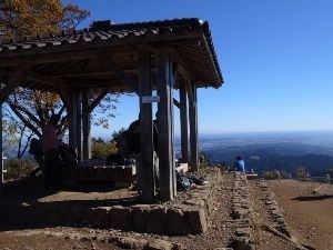 休憩できる屋根つきベンチ