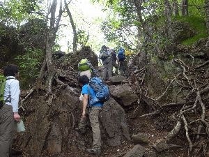 岩場を登る登山客