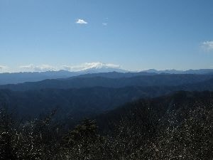 山々の尾根と富士山