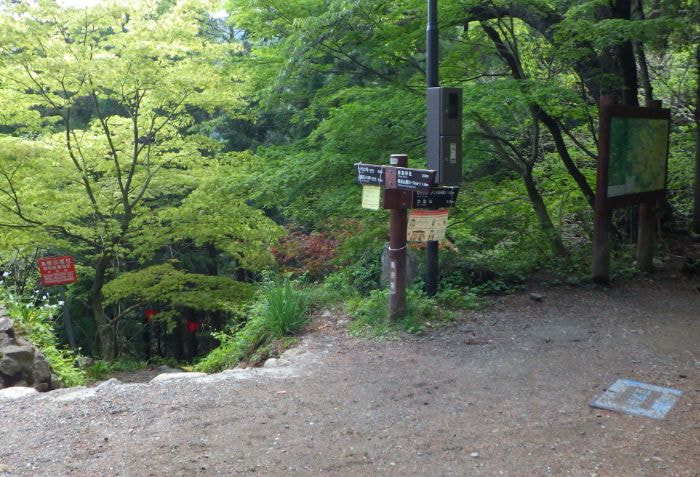 道の分岐点・道標や地図がある