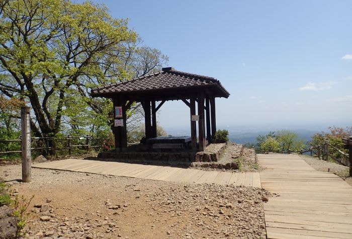 山頂の東屋と開けた眺望