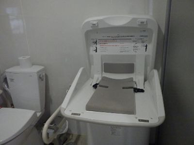 トイレ右隣のベビーシートを開いた状態