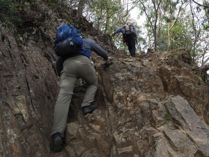 岩場を登る登山客